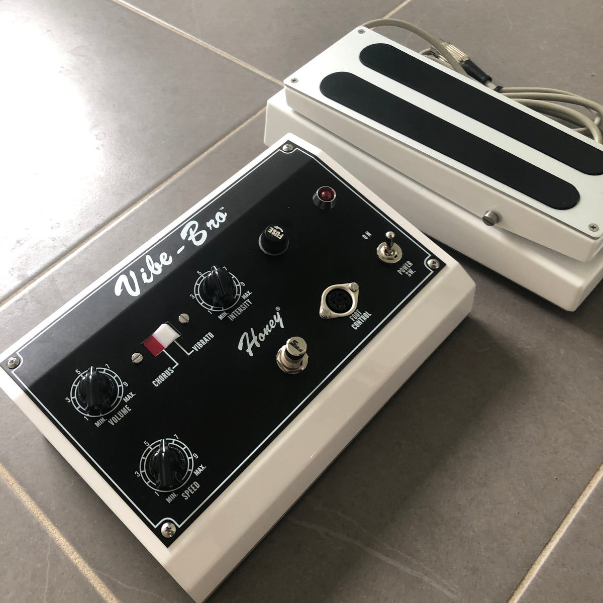 VIBE-BRO chorus vibrato – Nautilus effects systems